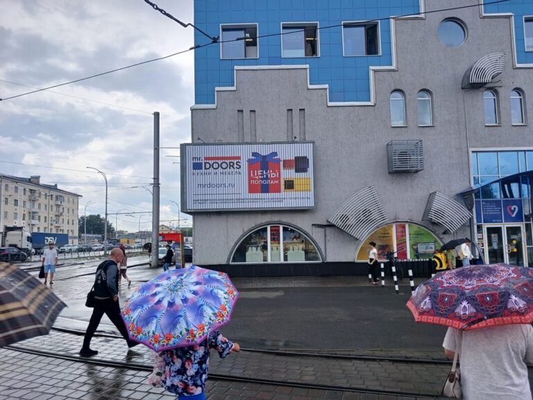 Размещение рекламы для Mr.Doors: на рекламных конструкциях в городах России — кейс «Адверт Групп»
